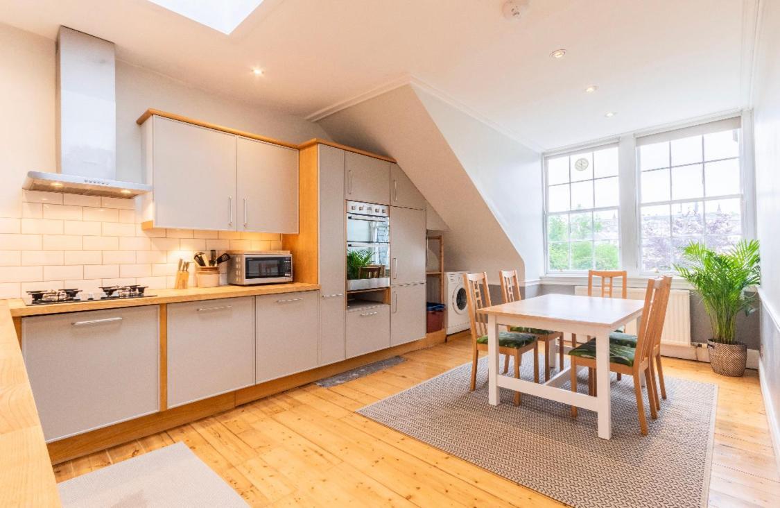 New Town Apartment With Castle View Edimburgo Esterno foto