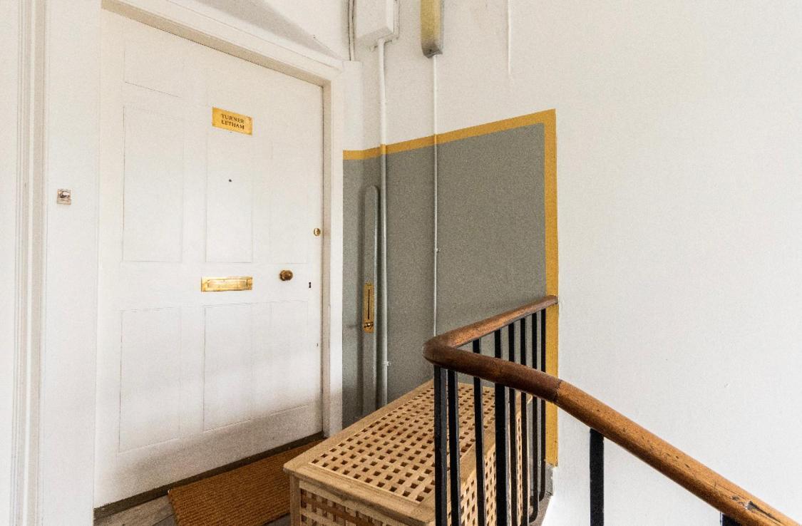 New Town Apartment With Castle View Edimburgo Esterno foto