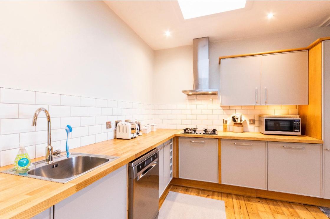 New Town Apartment With Castle View Edimburgo Esterno foto
