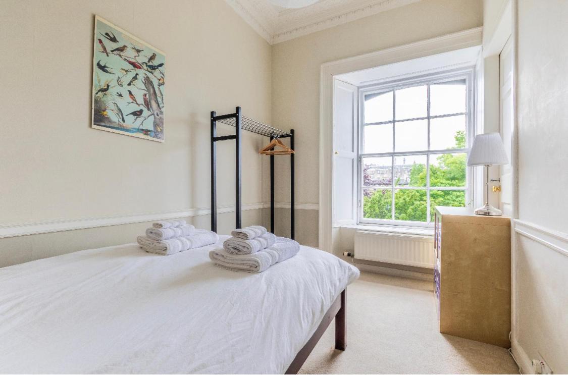 New Town Apartment With Castle View Edimburgo Esterno foto